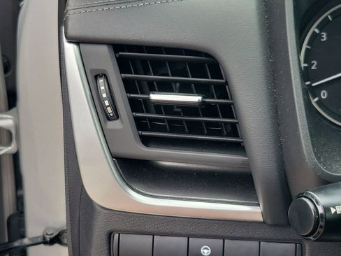 Used 2025 Nissan Rogue SV FWD image 31