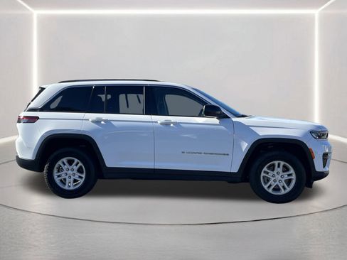 Used 2023 Jeep Grand Cherokee Laredo image 24