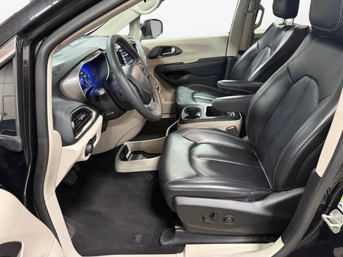 Used 2023 Chrysler Pacifica Touring-L FWD image 15