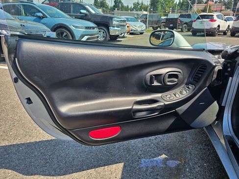 Used 2001 Chevrolet Corvette Convertible w/ Preferred Equipment Group2 RWD image 18