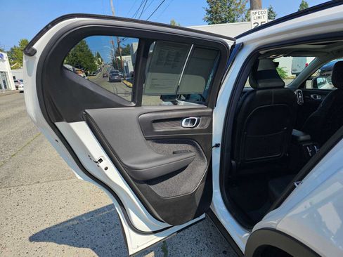 Used 2025 Volvo XC40 B5 Ultra AWD/4WD image 17