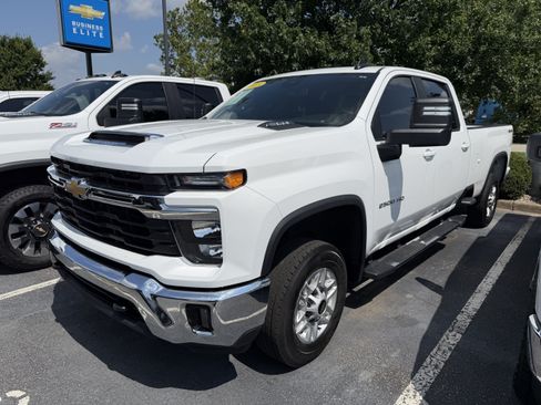 Used 2025 Chevrolet Silverado 2500 LT w/ Convenience Package AWD/4WD image 4