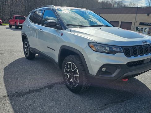 Used 2025 Jeep Compass Trailhawk AWD/4WD image 4