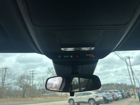 Used 2025 Chevrolet Traverse LT image 30