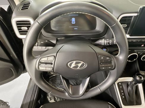 Used 2023 Hyundai Venue Limited FWD image 11