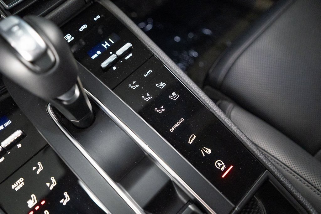 Certified 2025 Porsche Macan AWD/4WD image 26
