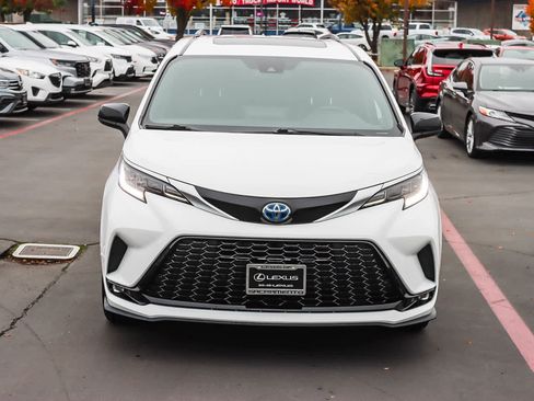 Used 2022 Toyota Sienna XSE image 6