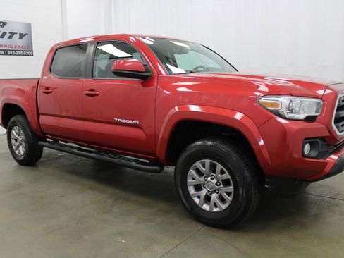 Used 2017 Toyota Tacoma SR5 w/ Tow Package AWD/4WD image 4