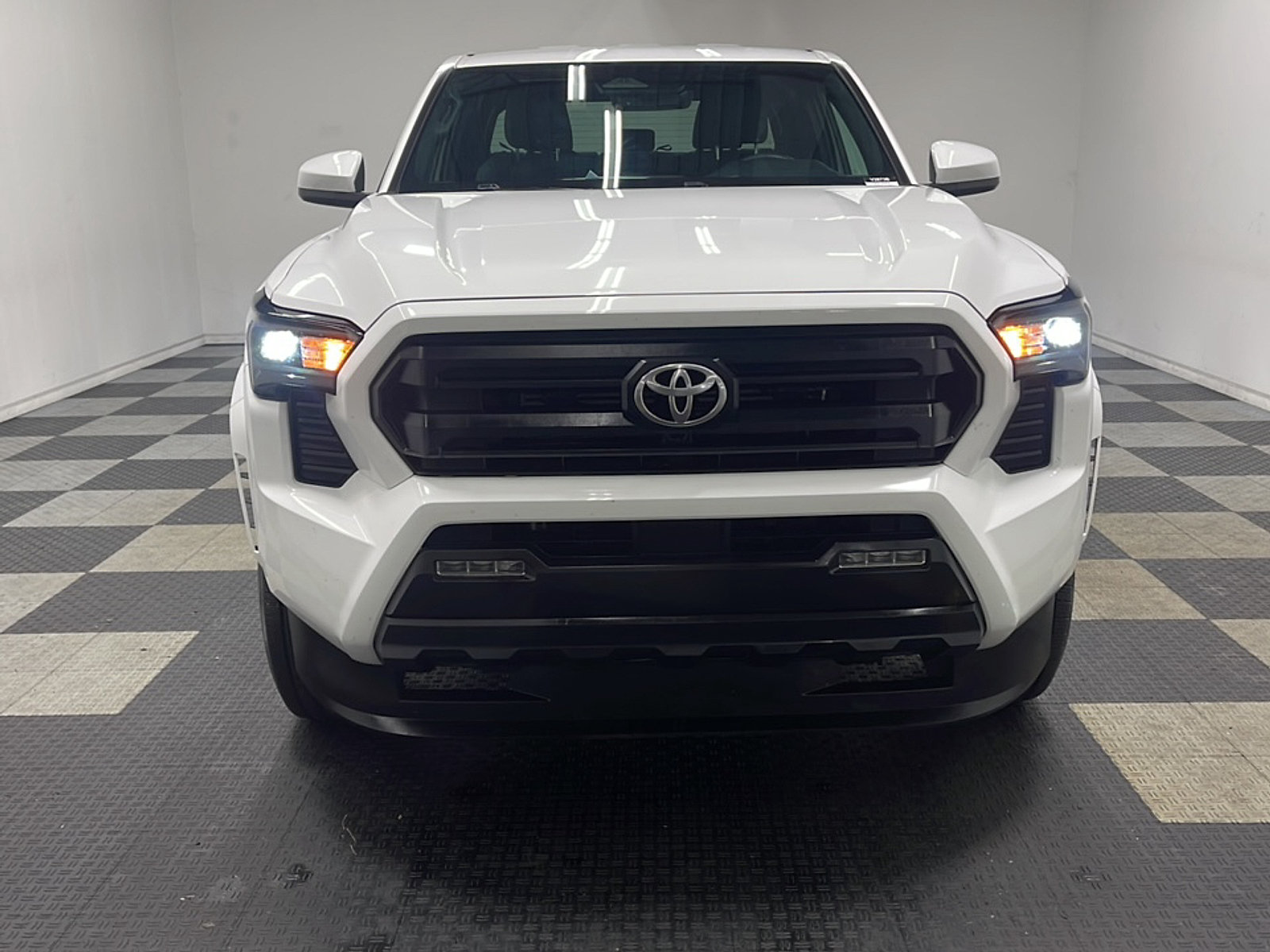 Used 2025 Toyota Tacoma SR5 AWD/4WD image 24