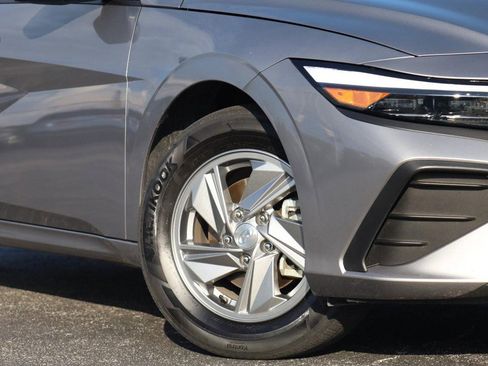 Used 2025 Hyundai Elantra SE FWD image 3