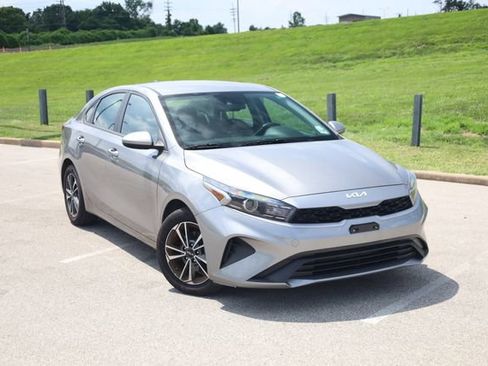 Used 2024 Kia Forte LXS FWD image 2
