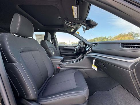 New 2025 Jeep Grand Cherokee Laredo w/ Luxury Tech Group I image 14