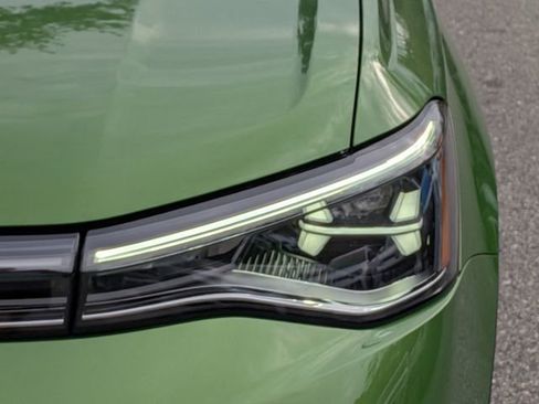 New 2026 Volkswagen Taos SE image 9