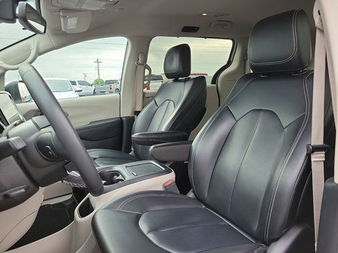 Used 2023 Chrysler Pacifica Touring-L FWD image 12
