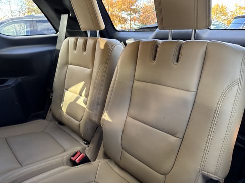 Used 2017 Ford Explorer XLT w/ Equipment Group 202A image 11