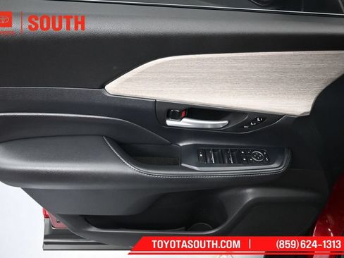 Used 2024 Toyota Grand Highlander AWD image 30