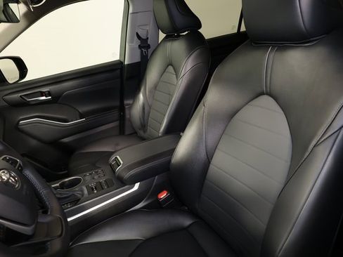 Used 2025 Toyota Highlander LE image 27