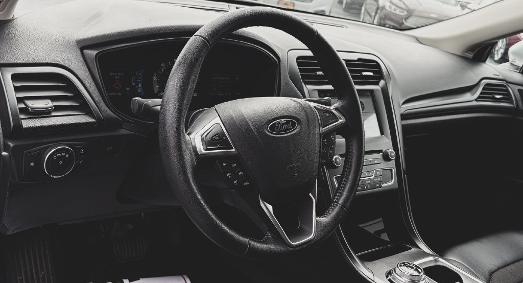 Used 2018 Ford Fusion SE w/ Equipment Group 601A FWD image 2