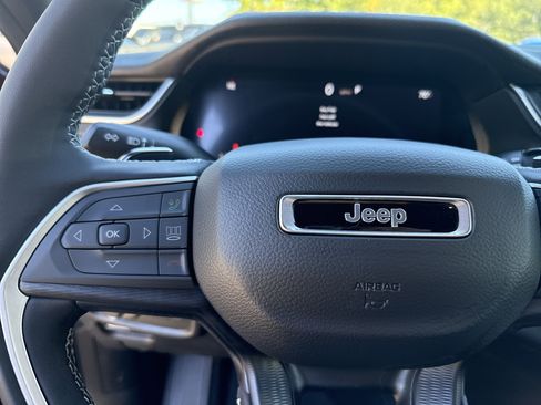 New 2025 Jeep Grand Cherokee Altitude image 24