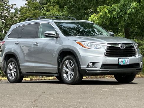 Used 2015 Toyota Highlander XLE AWD/4WD image 9