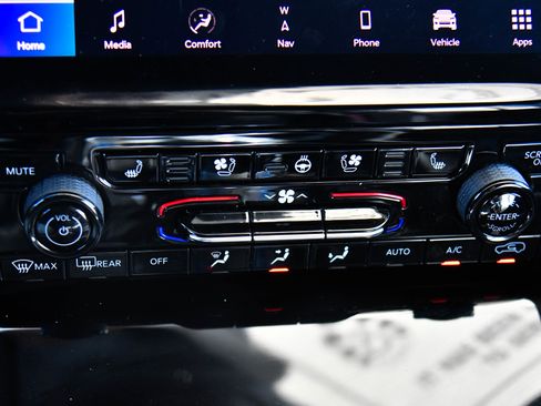 Used 2024 Jeep Grand Cherokee L Limited w/ Luxury Tech Group II image 32