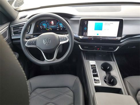 Certified 2025 Volkswagen Atlas Cross Sport SE image 22
