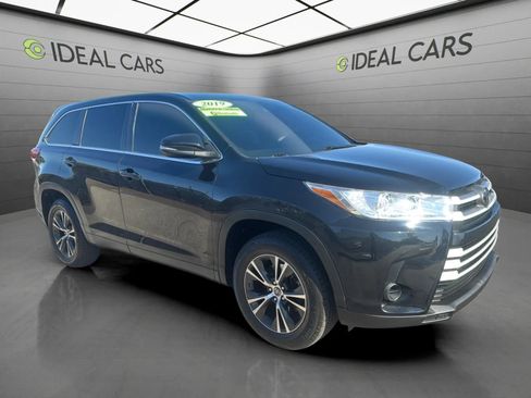 Used 2019 Toyota Highlander LE FWD image 3