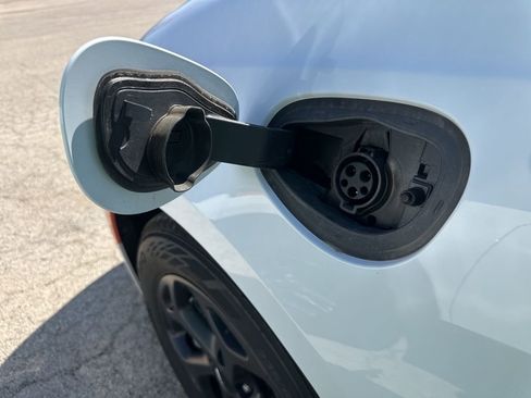 Used 2024 Chrysler Pacifica Select image 18