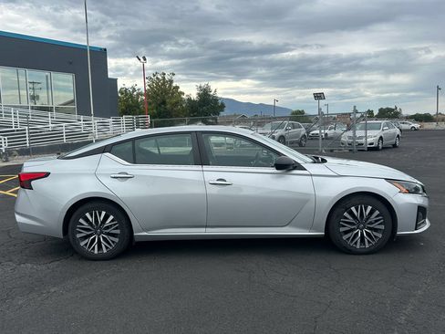 Used 2024 Nissan Altima 2.5 SV FWD image 2