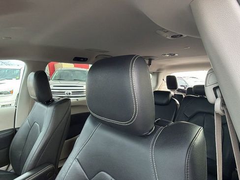 Used 2022 Chrysler Pacifica Touring-L w/ Uconnect Theater Family Group image 20