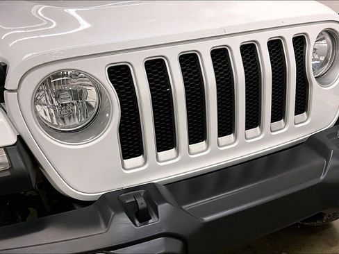 Used 2018 Jeep Wrangler Unlimited Sahara w/ Dual Top Group AWD/4WD image 31