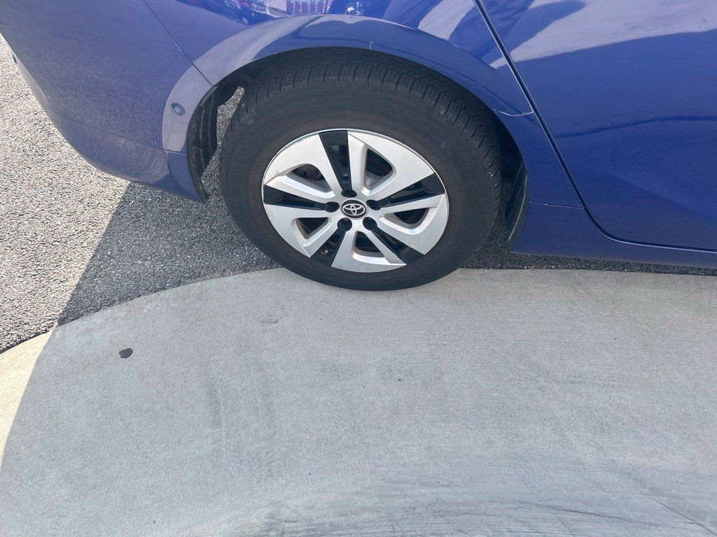 Used 2018 Toyota Prius Four FWD image 5