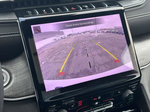 Used 2023 Jeep Grand Cherokee Limited image 27