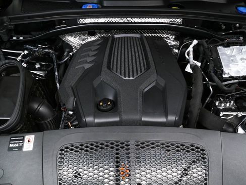 Certified 2025 Porsche Macan image 36