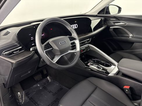 Used 2025 Audi Q5 Premium Plus w/ Premium Plus AWD/4WD image 2