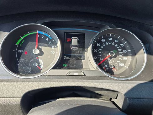 Used 2018 Volkswagen e-Golf SE w/ DC Fast Charging Package image 26