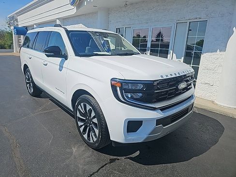 Used 2025 Ford Expedition Platinum w/ Driver's Package AWD/4WD image 2