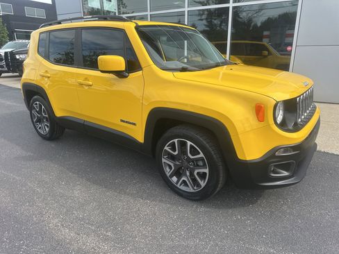 Used 2017 Jeep Renegade Latitude w/ Cold Weather Group FWD image 1