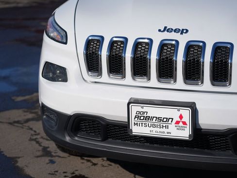 Used 2016 Jeep Cherokee Sport image 9