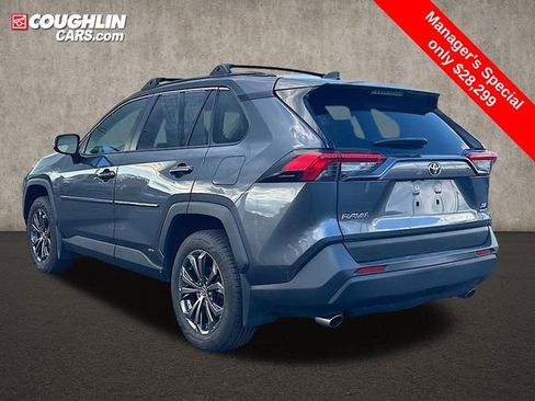 Used 2022 Toyota RAV4 XLE Premium image 5