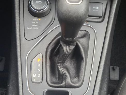 Used 2019 Jeep Cherokee Latitude w/ Cold Weather Group AWD/4WD image 33