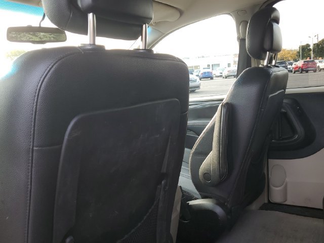 Used 2014 Chrysler Town & Country Touring FWD image 26