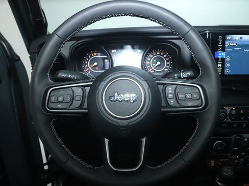 Used 2025 Jeep Gladiator Mojave AWD/4WD image 18