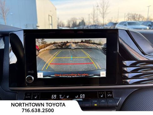 Used 2025 Toyota Camry SE w/ Convenience Package image 10