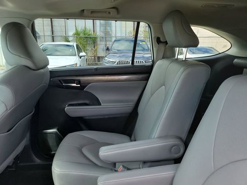 Used 2023 Toyota Highlander Limited image 9