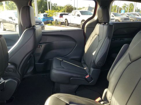 New 2025 Chrysler Voyager LX image 24