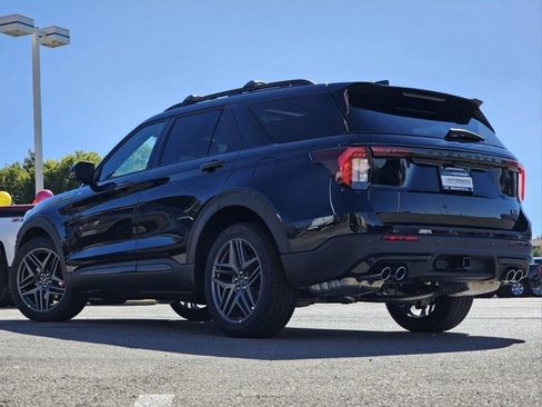 Used 2025 Ford Explorer ST image 18