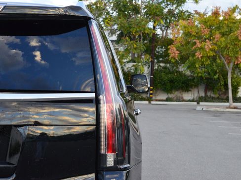 Used 2017 Cadillac Escalade Premium Luxury image 16