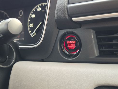 Certified 2025 Honda Pilot Touring image 20