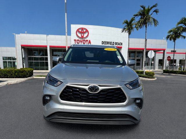 Used 2023 Toyota Highlander XLE FWD image 2
